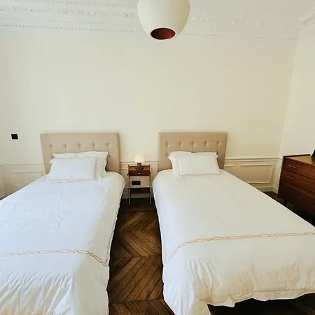 3 Bedrooms In Marais Apartment