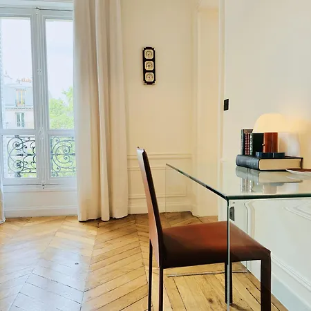 3 Bedrooms In Marais Apartment *